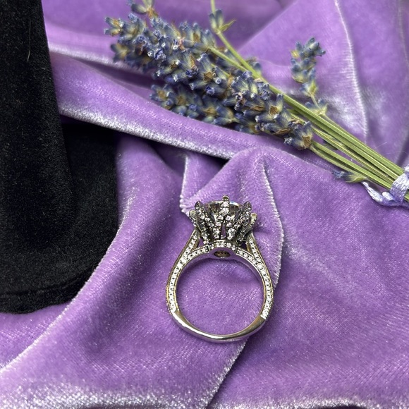 π βοΈ π Magical describes it! Travel Ring For A Queen π Glorious 6 carats. #EA42 - Picture 6 of 12